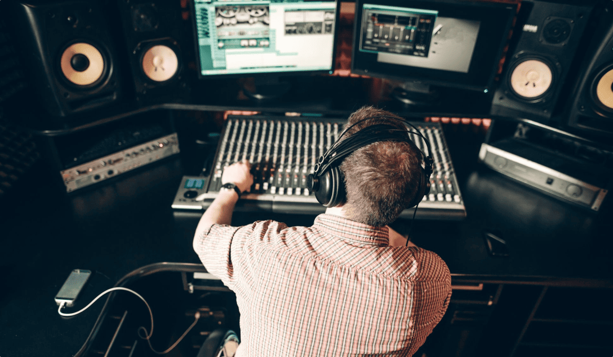 Описание профессии звукорежиссёр: дефиниция, профессиональные качества, перспектива, обучение, работа.