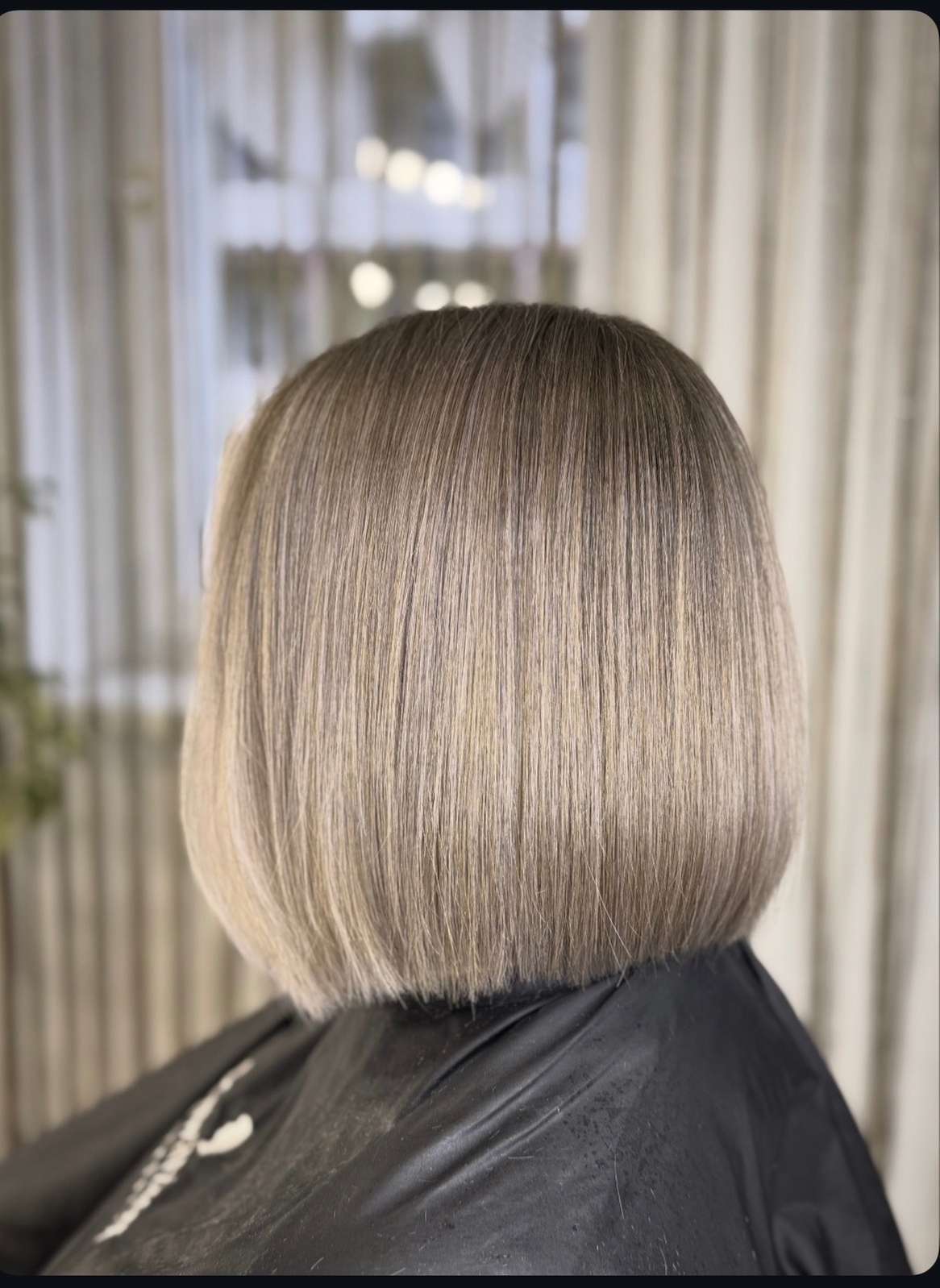 Выполнила окрашивание волос техникой AirTouch за 4 часа, используя премиальные красители.
Процесс включал подготовку волос, аккуратное нанесение краски и уходовые процедуры для стойкого и равномерного результата.