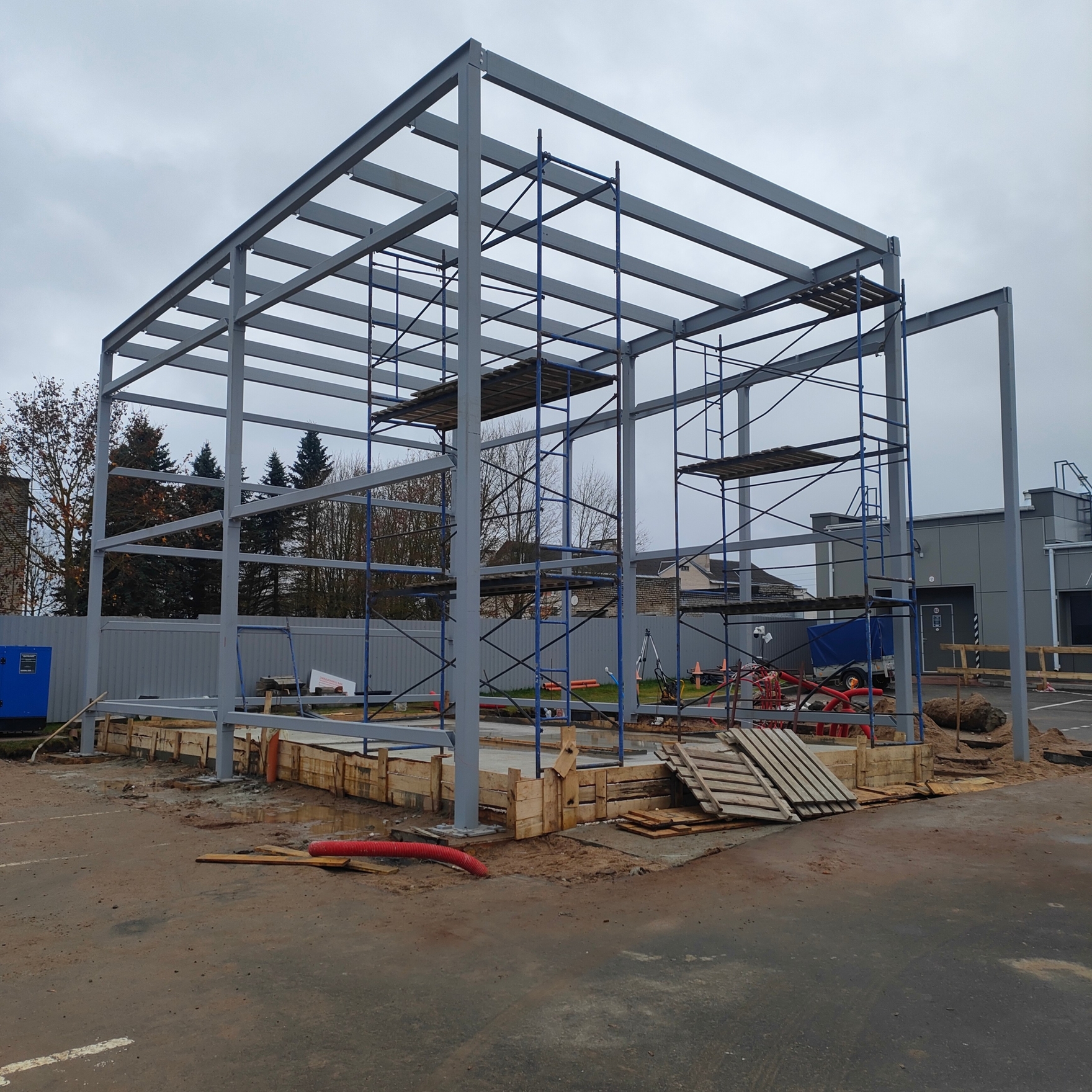Монтаж металлоконструкций - промышленное здание.