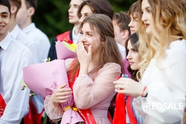 На фотографии из серии выпускного в школе изображена улыбающаяся выпускница.
Использовалось естественное освещение для создания естественного и мягкого эффекта.