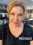 Использовала технику возрастного макияжа, мягко выравнивая тон кожи. Затем акцентировал глаза с использованием подходящих оттенков и уделял внимание естественной свежести лица.