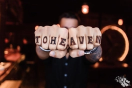 Надпись to heaven 
