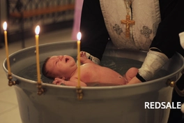 Крещение младенца, трехкратное окунание в купель