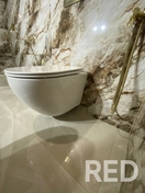 Инсталляция закреплена в стене с проверкой уровня и прочности конструкции.
Унитаз установлен с герметизацией всех соединений и проверкой слива.