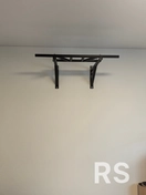 Для установки настенного турника в квартире необходимы: прочная несущая стена, анкерные болты, перфоратор или ударная дрель, свёрла по бетону, строительный уровень, карандаш или маркер и гаечный ключ. Монтаж на гипсокартон или слабые перегородки запрещён.