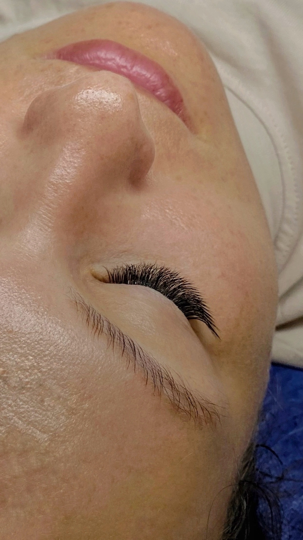 Наращивание ресниц объёмным 3D-методом, стрелочка, изгиб M, с акцентом на естественность и выразительность взгляда.