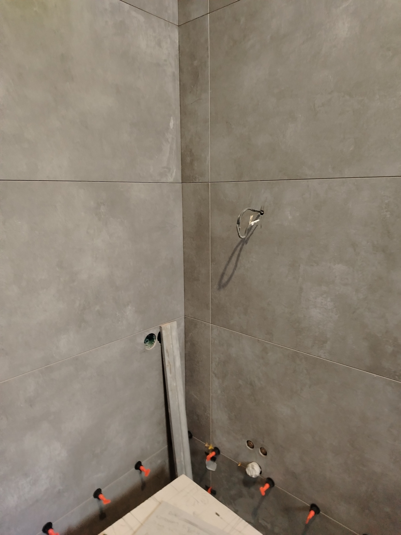 Профессионально уложен керамогранит размером 1200 на 600 мм в санузле с соблюдением всех технологических норм.
Материалы: Керамогранит, клей, затирка, крестики для швов.