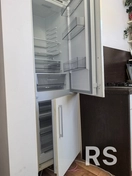 Для перевеса двери холодильника обычно требуются: набор отвёрток (крестовая PH2, плоская), гаечные ключи (часто на 8 или 10 мм) или торцевые головки, а также шестигранник (5 мм).