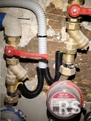 Подключение холодной и горячей воды к коллекторному узлу в гофрированной изоляции.
Материалы: трубы, фитинги, гофра, коллектор, уплотнительные материалы.
Процесс: разводка труб, подключение к коллектору, проверка герметичности соединений.