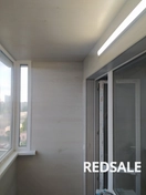 Балкон отделан с использованием влагостойких ПВХ-панелей и утеплителя. Процесс включал подготовку поверхности, монтаж каркаса и укладку панелей. Результат — стильный и функциональный балконный пространство.