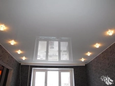 Глянцевый натяжной потолок