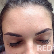 Окрашивание профессиональной краской и коррекция нитью и пинцетом. Время: 45 минут.