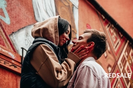 Одна из серии фотографий Love Story на октябрьской улице.  Фотографии захватывали их улыбки, объятия и мгновения счастья, создавая неповторимый образ love story.