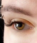 Лёгкий объём 1.5D придаёт взгляду глубину, сохраняя естественность и подчёркивая форму глаз.