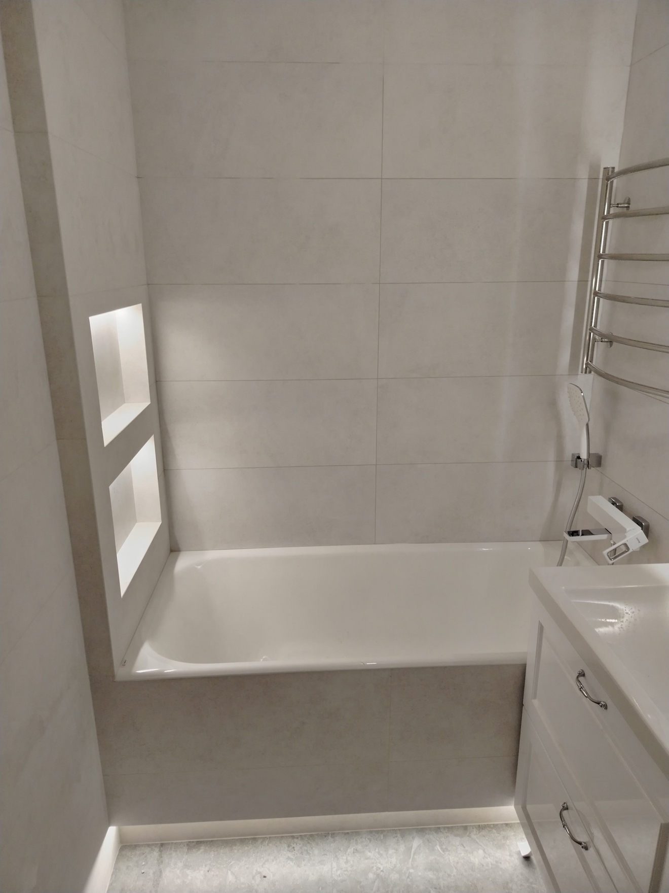 Укладка плитки на стены, монтаж экрана из ГКЛ, монтаж полок из ГКЛ.