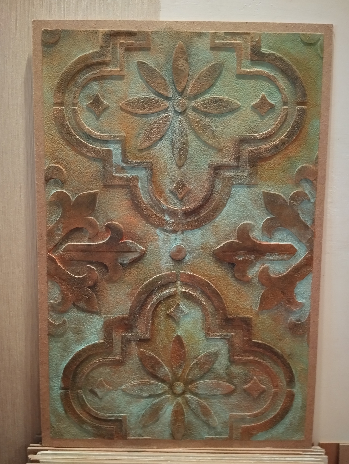 Имитация ржавчины, изготовлено из декоративной штукатурки.