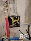 Собрал и установил Коробку уравнивания потенциалов (КУП). Подключил шину PE к заземляющим проводникам от ванны, труб и арматуры. Все соединения выполнил согласно схеме и затянул плотно.