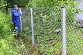 Установка забора из сетки рабицы