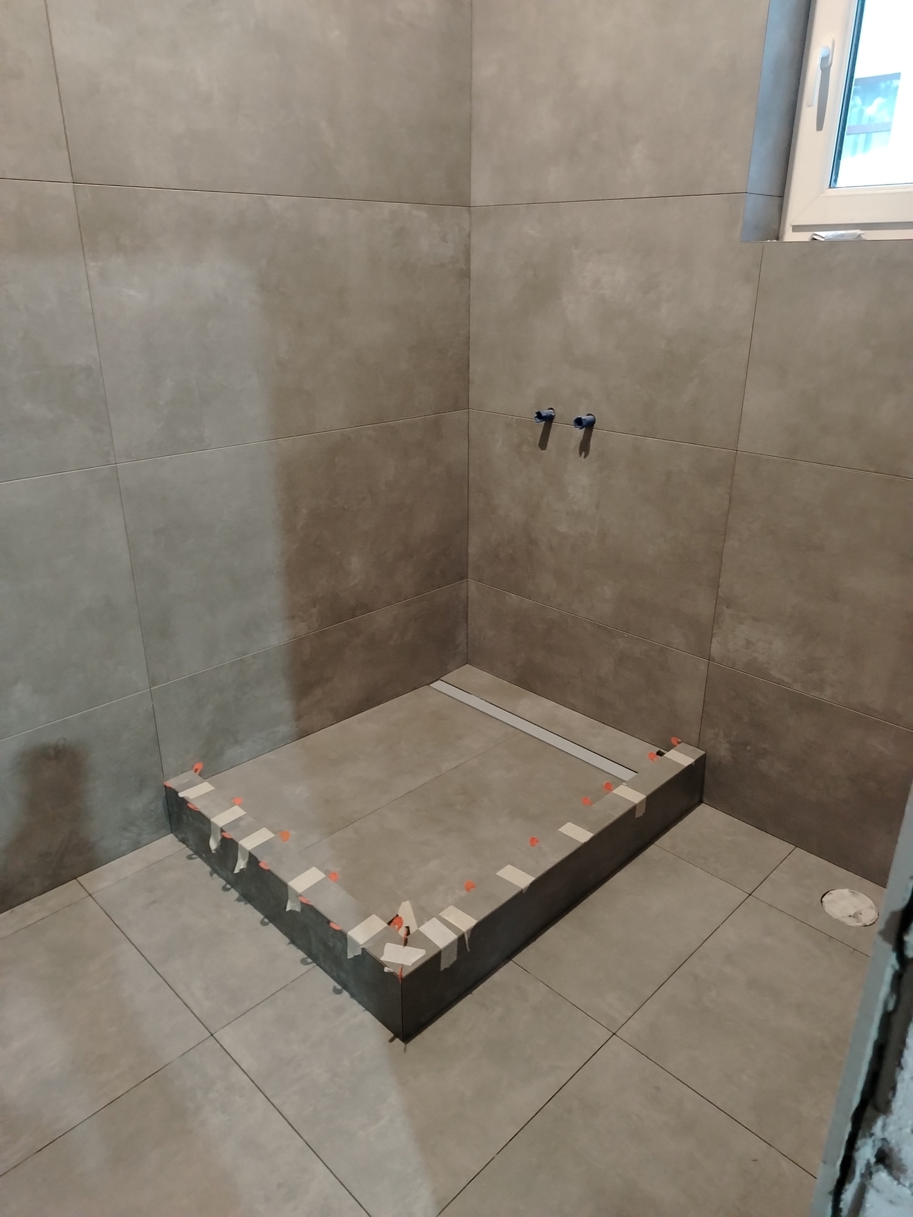 Был изготовлен душевой поддон размером 1200 на 970 мм из керамогранита. На работу, включая всю подготовку, ушло 6 дней.