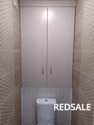 Полностью собранный шкаф, который готов к использованию.