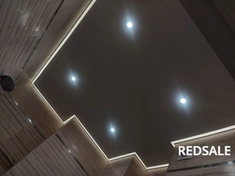 На фотографии представлена профессиональная установка натяжных потолков с эффектной подсветкой по периметру. Использованы высококачественные материалы, точная фиксация, создавая стильное и функциональное пространство.