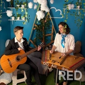 Камерный репертуар от DO Art duo. Каждая нота классической гитары звучит тепло и глубоко, идеально дополняя вечерний фуршет.