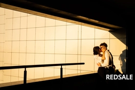 Одна из серии фотографий Love Story молодой пары в золотой час. Использовался натуральный свет и теплые фильтры. Создавалась атмосфера нежности и романтики.