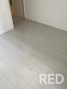 Проведена укладка ламината на подготовленное основание. Стены тщательно зашпаклеваны для идеально ровной поверхности. Обои поклеены аккуратно, с соблюдением всех технологических норм.