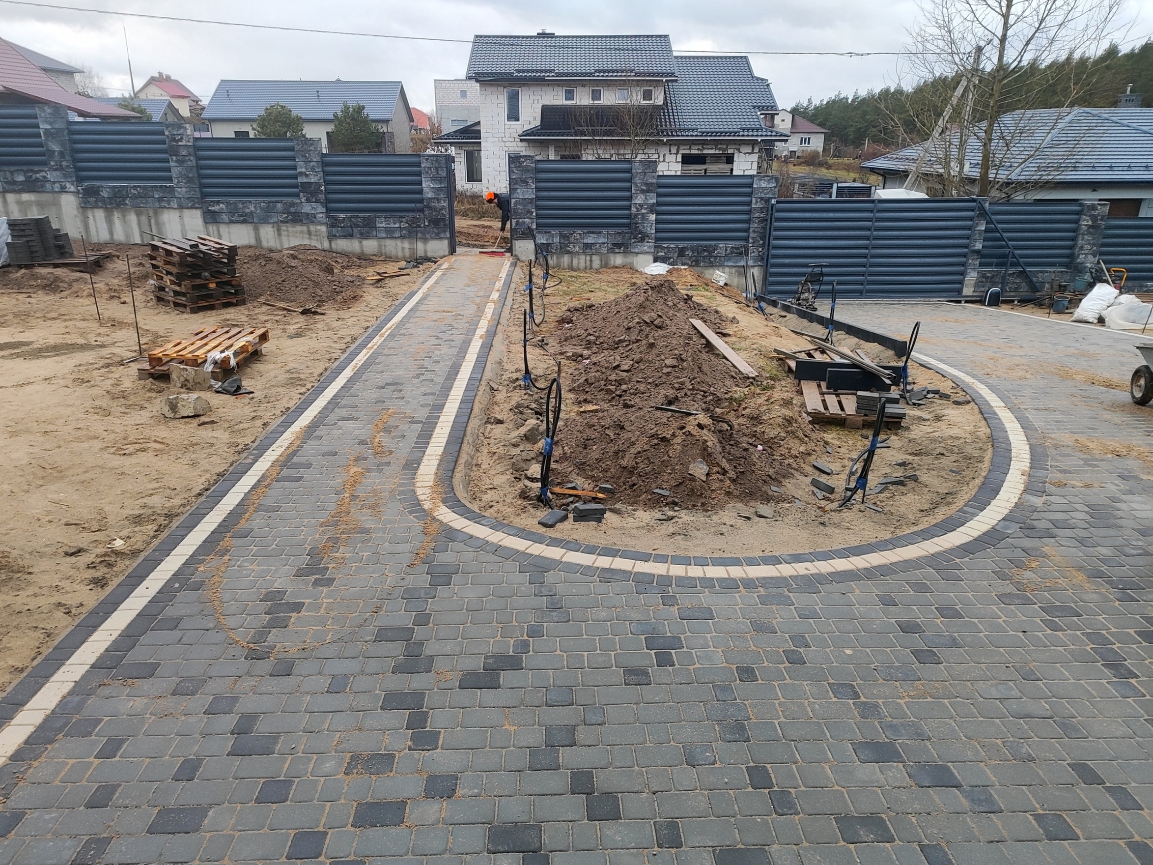 Устройство дорожек из тротуарной плитки.