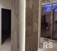 Колонны облицевал каменным шпоном, тщательно подгоняя рисунок по всей высоте. Все углы выполнены с заусовкой для идеальной стыковки плоскостей. Поверхность обработана пропиткой Akemi, швы и стыки аккуратно затерты.