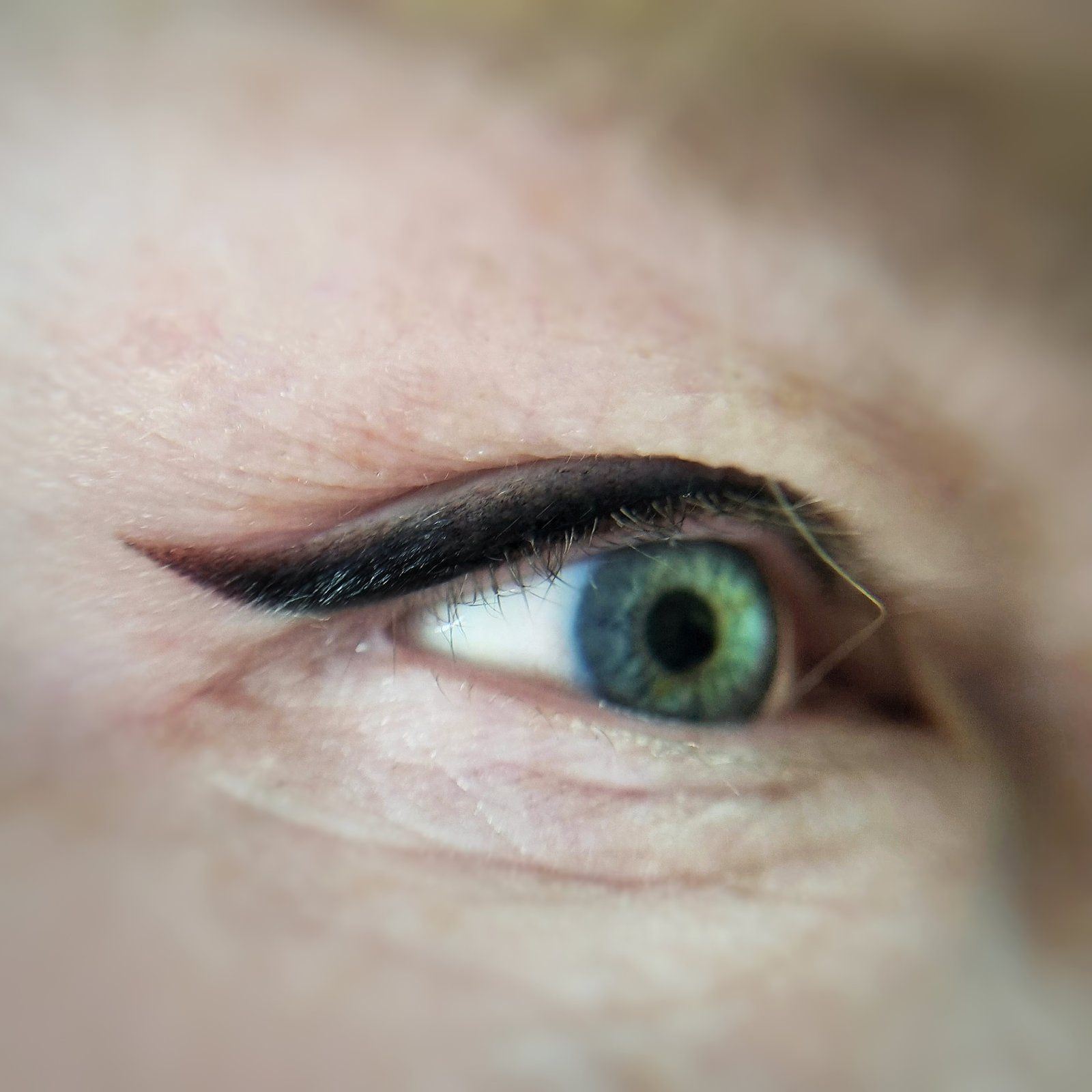 Работа на возрастной коже (60+). Классическая стрелка с мягким контуром по верхней линии.