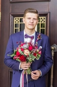 Кадр в момент ожидания невесты, акцент на жениха с букетом, обработка для подчеркивания нежных оттенков и текстуры цветов.
