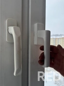 На фото выполнена работа по замене ручек стеклопакета. На работу целиком у наших мастеров ушло всего несколько часов.