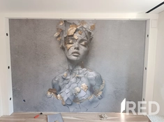 Выполнил поклейку флизелиновых обоев и фотообоев на их основе.
Использовался клей для флизелиновых полотен.
Стены были предварительно загрунтованы, полотна нарезаны четко по размерам с учетом раппорта рисунка.
Поклейка велась встык.