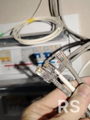 На фото показана прокладка и обжим интернет-кабеля для подключения к модели снабжающей организации: использовались витая пара, коннекторы RJ-45 и кримпер.