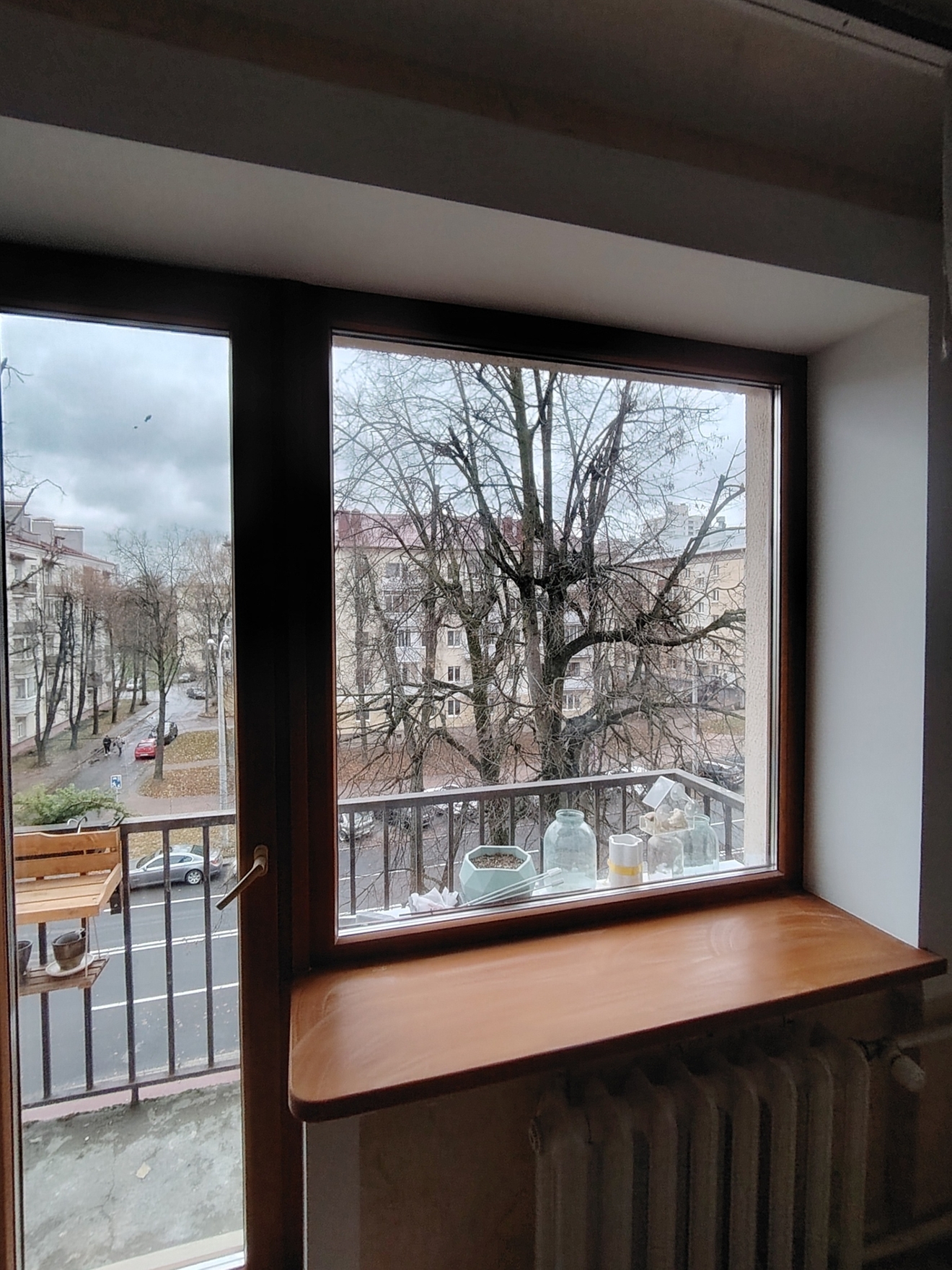 Откос выполнен из гипсокартона; в зависимости от времени высыхания, работа занимает от трёх до пяти дней. Финишный слой и покраску выполняю за один день с использованием профессионального фена.