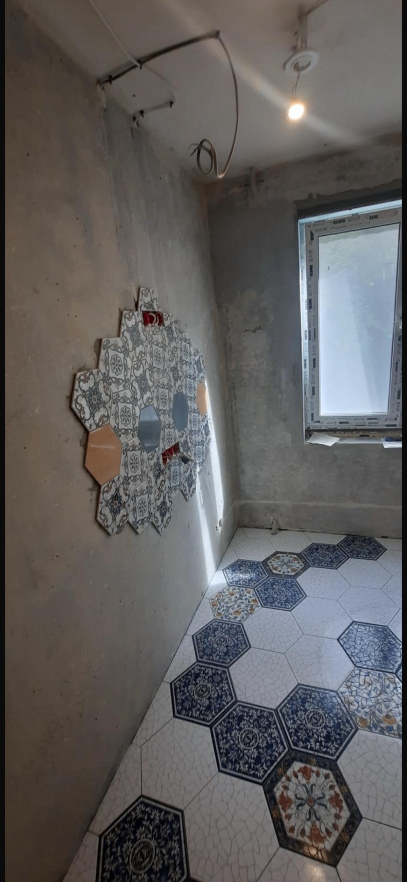 Укладка мозаики в ванной комнате, выполненная за 5 дней.
Использовались материалы: гексагональная мозаика, клей для мозаики, затирка и инструменты для точной подгонки элементов.