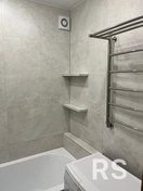 Облицовка стен плиткой и изготовление полок из плитки.