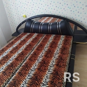 Генеральная уборка двухспальной кровати с помощью средств и пароочистителя, очистка от шерсти животных.
