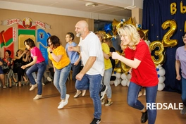 На снимке изображено выступление родителей на выпускном в школе. Для фотографий использовалось профессиональное оборудование и естественное освещение. Каждый кадр передает атмосферу гордости и радости важного момента в жизни выпускников.