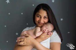 Фотосессия для новорожденного малыша с мамой
