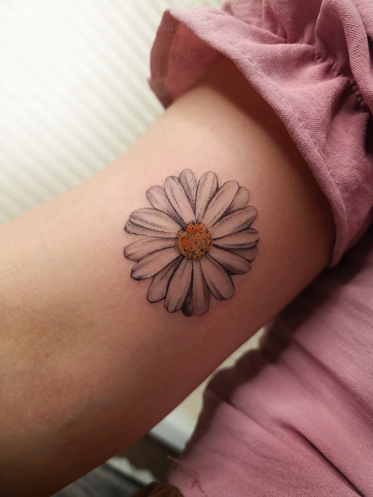 Черно-белое тату с небольшим цветным элементом.