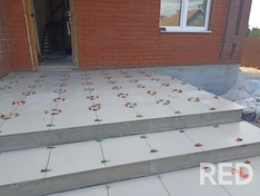 Выполнена гидроизоляция крыльца с последующей укладкой керамогранита.
Для фиксации и защиты швов использовался специализированный клей и эпоксидная затирка.