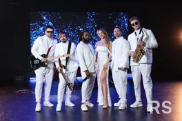 На сцене  6 музыкантов:

👩🏼🎤 Женский вокал 
🧔🏻🎤 Два мужских вокала 
🧑🏻🎷Саксофон 
🧑🏻🎸 Бас
👨🏻🎸Гитара .