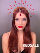 Создавая вечерний макияж с акцентом на красные губы, я использовал следующие техники и продукты:
Подготовка кожи с применением увлажняющего крема.
Нанесение насыщенной красной помады, придавая образу соблазнительность и элегантность.