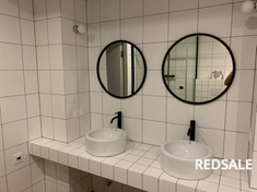 Укладка плитки в ванной комнате. Наружные углы запилены под 45 градусов.