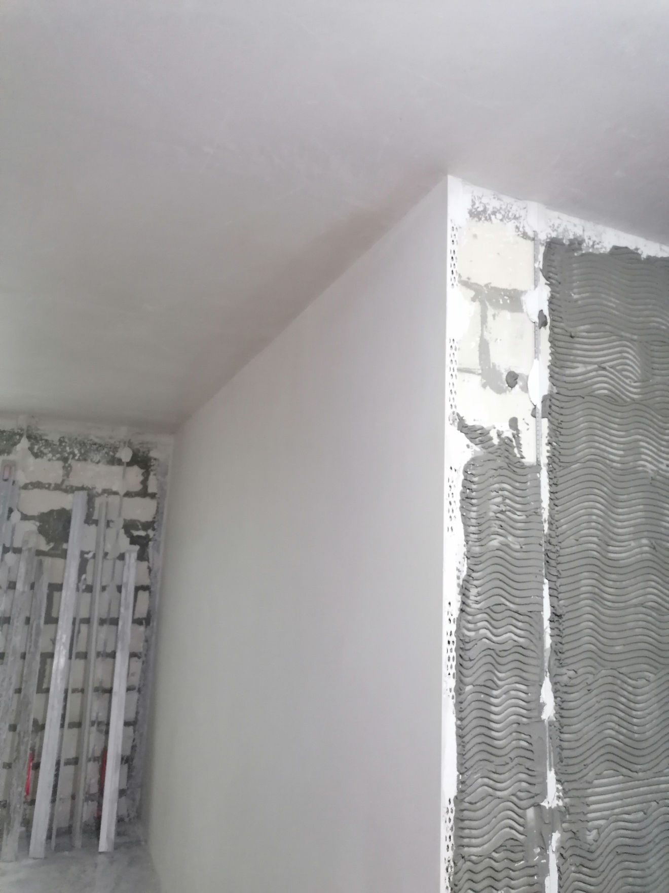 Штукатурка стен гипсовой штукатуркой по армирующему слою.