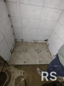 Укладка плитки на стены выполнена за 5 дней с использованием высококачественной керамической плитки и специального клея. Работа включала разметку, резку плитки и аккуратную затирку швов для идеального результата.