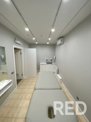 Произведена покраска стен и потолка в прихожей с предварительной шпатлевкой поверхностей. Осуществлён монтаж напольного плинтуса для завершённого вида.