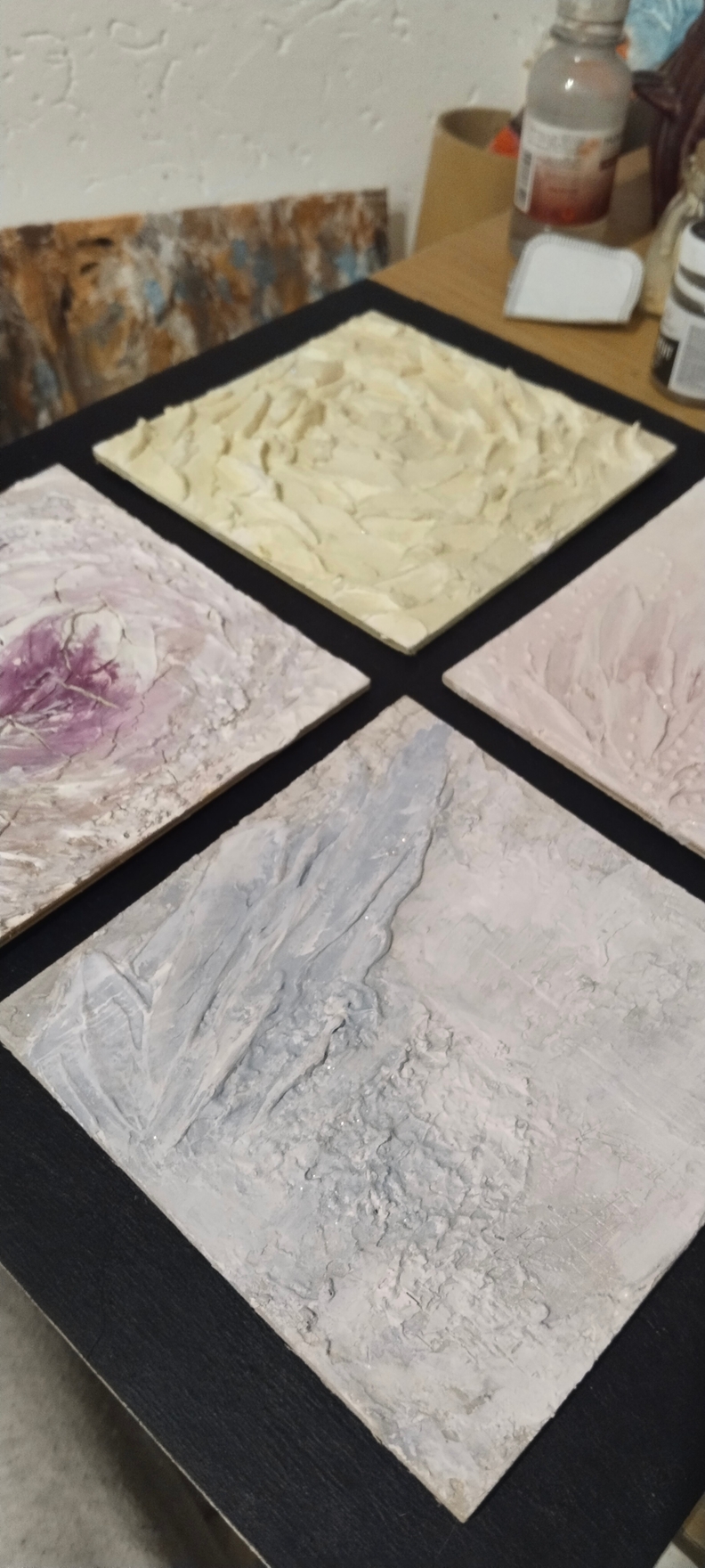 В работе использовались текстурная паста, акрил, перламутры, контурный акрил — смешанная техника.